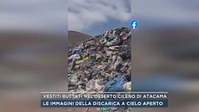 Vestiti buttati nel deserto cileno di Atacama