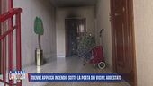 78enne appicca incendio sotto la porta dei vicini: arrestato