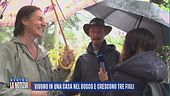 Vivono in una casa nel bosco e crescono tre figli