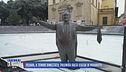 Pesaro, il tenore dimezzato: polemica sulla statua di Pavarotti