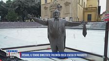 Pesaro, il tenore dimezzato: polemica sulla statua di Pavarotti