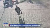 Si finge la madre, caccia al complice: potrebbe essere una donna
