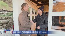La consegna della chiavi della nuova casa per la famiglia nel bosco