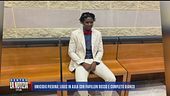 Omicidio Pierina: Louis in aula con papillon rosso e completo bianco