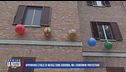 Appendono 5 palle di Natale come addobbo, ma i condomini protestano