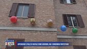 Appendono 5 palle di Natale come addobbo, ma i condomini protestano