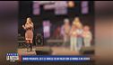 Bimbo picchiato, lui e le sorelle su un palco con la nonna a un evento