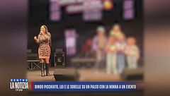 Bimbo picchiato, lui e le sorelle su un palco con la nonna a un evento
