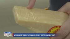 Assaggiatore seriale di formaggi: beccato mentre mangiava le punte