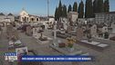 Finta badante avvicina gli anziani al cimitero e li abbraccia per derubarli
