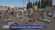 Finta badante avvicina gli anziani al cimitero e li abbraccia per derubarli