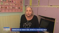 Terrorizzata dal vicino di casa, costretta a vivere dalla figlia