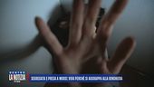 Segregata e presa a morsi: viva perchè si aggrappa alla ringhiera