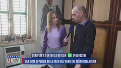 Una ditta di pulizie nella casa dell'uomo che terrorizza Cinzia