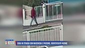 Gira in strada con maschera e piccone, identificato 14enne