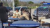 Famiglia nel bosco: un picnic insieme prima di incontrare gli avvocati