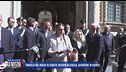 Famiglia nel bosco in Senato: Nathan in giacca, Catherine in bianco