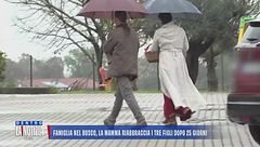 Famiglia nel bosco, la mamma riabbraccia i tre figli dopo 25 giorni