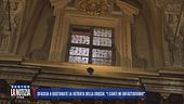 Sfascia a bastonate la vetrata della chiesa: "I canti mi infastidivano"