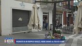 Picchiato da un gruppo di ragazzi, muore davanti al figlio di 11 anni