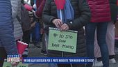 In 500 alla fiaccolata per il prete indagato: "Don Mario non si tocca"