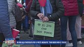 In 500 alla fiaccolata per il prete indagato: "Don Mario non si tocca"