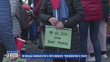 In 500 alla fiaccolata per il prete indagato: "Don Mario non si tocca"