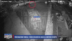 Profanazione Pamela: i video esclusivi di Dolci al cimitero di notte