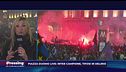 Fumogeni, bandieroni e... stendardi-sfottò: Piazza Duomo è tutta nerazzurra