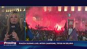 Fumogeni, bandieroni e... stendardi-sfottò: Piazza Duomo è tutta nerazzurra