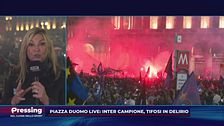 Fumogeni, bandieroni e... stendardi-sfottò: Piazza Duomo è tutta nerazzurra