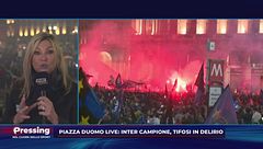 Fumogeni, bandieroni e... stendardi-sfottò: Piazza Duomo è tutta nerazzurra
