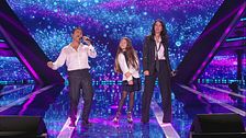 Nicole Catalano, mamma Arianna e Sal Da Vinci in "Come il mare"