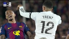 Scontro tra Raphinha e Alexander-Arnold, si accende il Clasico