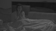 Risate, cuscini e malumori: una notte di caos e tensioni