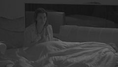Risate, cuscini e malumori: una notte di caos e tensioni