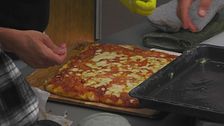 Giulio Carotenuto prepara la pizza per tutti
