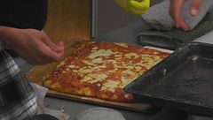 Giulio Carotenuto prepara la pizza per tutti