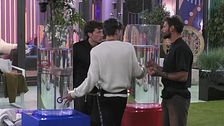 Una notte di sfide e tensioni