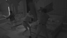 Uno scherzo notturno scatena una lotta di cuscini