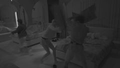Uno scherzo notturno scatena una lotta di cuscini