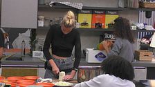Tavola apparecchiata e una cena all'insegna del relax