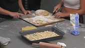 Mani in pasta: i Casalinghi preparano il pranzo