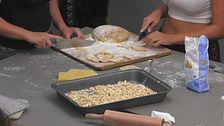 Mani in pasta: i Casalinghi preparano il pranzo