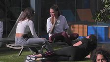 Anita Mazzotta infastidita dal comportamento dei suoi compagni