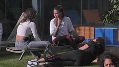 Anita Mazzotta infastidita dal comportamento dei suoi compagni