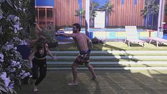 Gli scherzi tra Valentina e Omer Elomari, sotto lo sguardo attento di Domenico D'Alterio