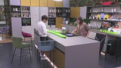 I Casalinghi apparecchiano la tavola per una cena in totale relax