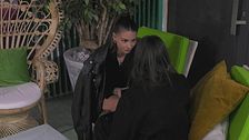 Anita Mazzotta cerca di consolare Grazia Kendi