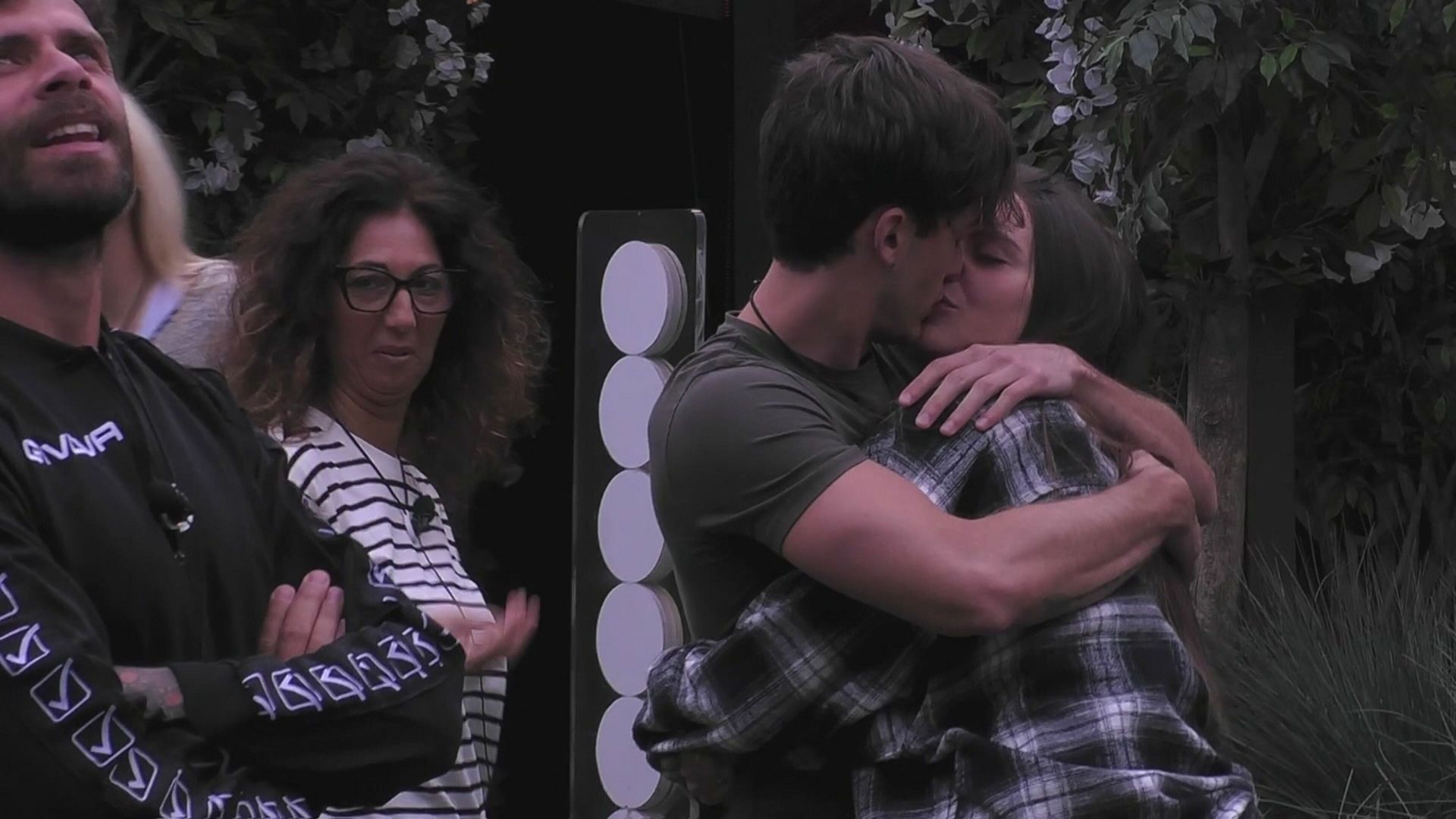 Big Brother: Một thông điệp trên bầu trời kích hoạt nụ hôn giữa Anita Mazzotta và Jonas Pepe.